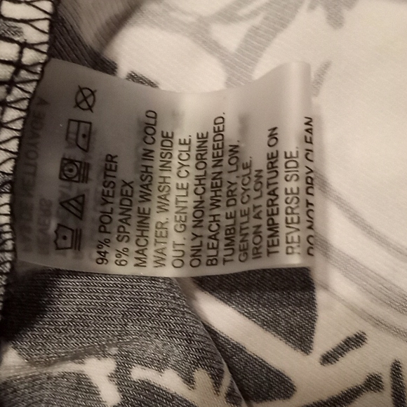 Alia Women Tunic Top in Black/Gray/White with Silver in Script Design in Size 1X - Picture 8 of 8